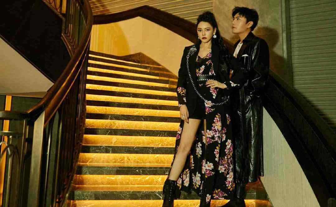 黑色|52岁伊能静真放得开，穿高开叉连衣裙A到爆，小10岁老公像同辈