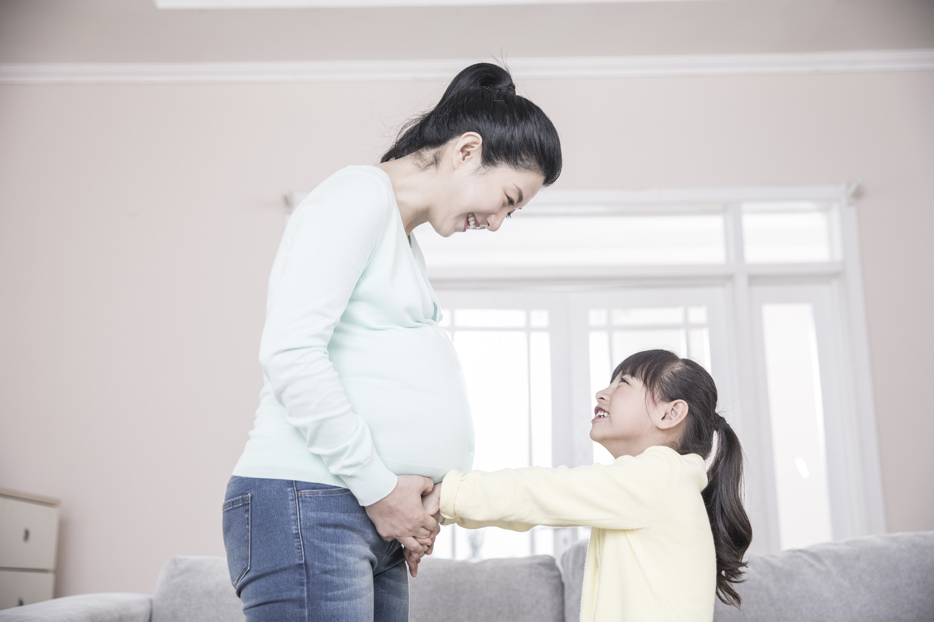 公婆|“一拖二的日子，我快崩溃了”，生二胎的你，根本不值得“可怜”