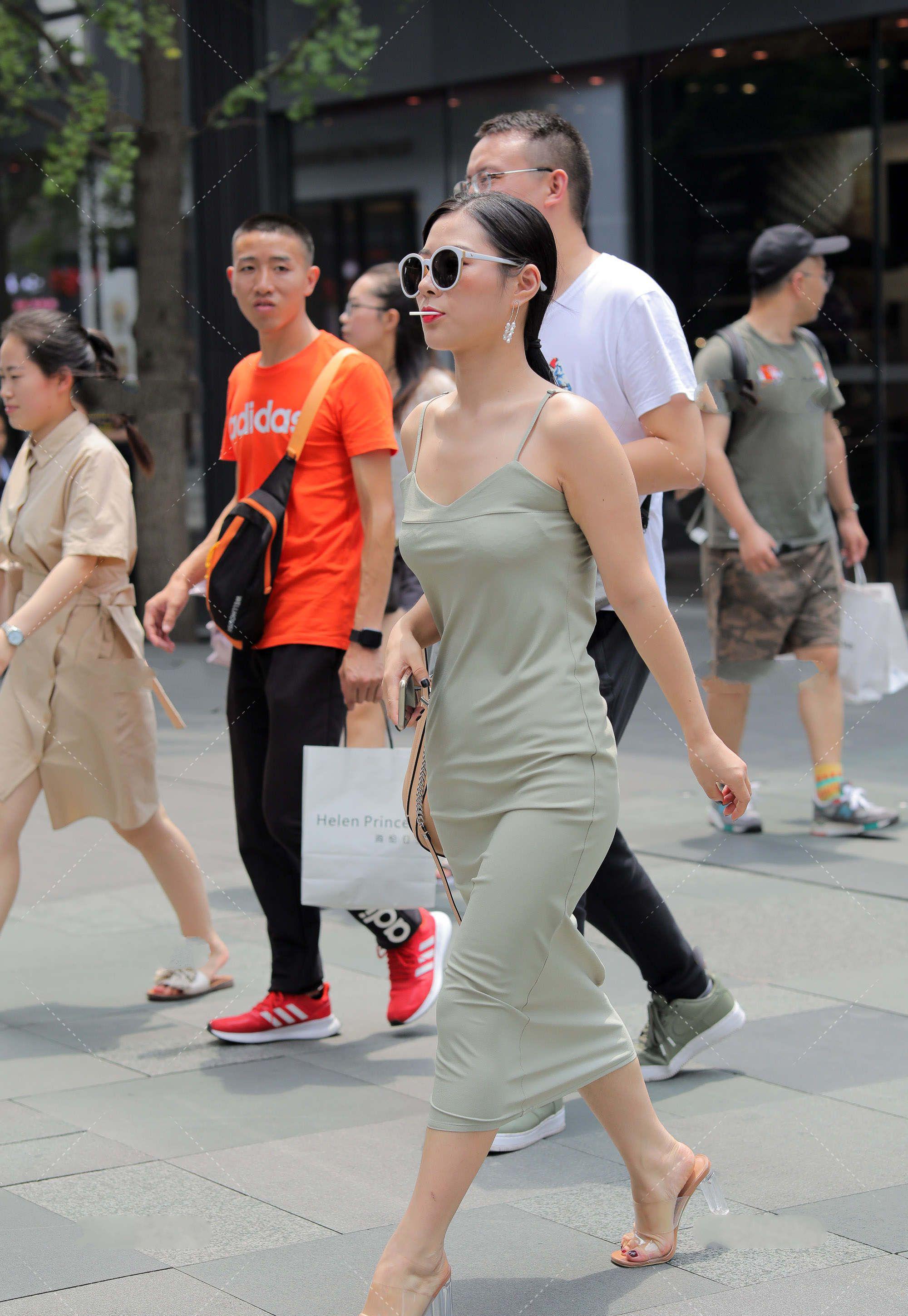 时尚街拍浅草绿色无袖连衣裙时尚百搭风格变换展现不同风格