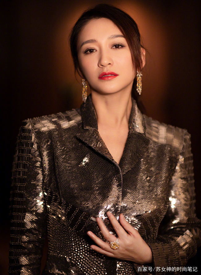 宫廷风|李小冉真不愧是时髦精！一身“液体西装”亮眼又吸睛，女王范十足
