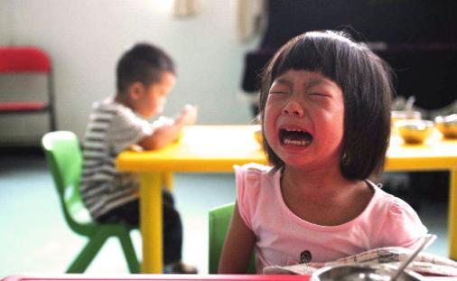 厕所|孩子抗拒去幼儿园，嘴里还嘟囔着“一个人”，宝妈蹲点偷看后气哭