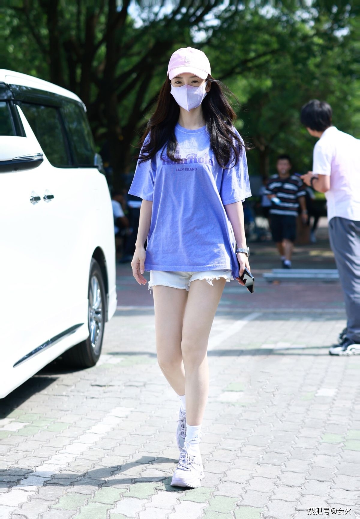 粉色|baby路透照曝光，穿超短裤一双美腿又细又直，手上一块表镶满钻