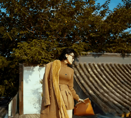 高温|不生孩子状态就是好!52岁许晴顶高温穿大衣皮靴,身材比杨幂还辣