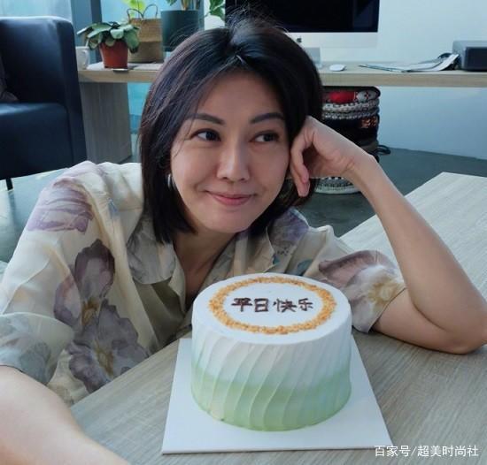样子|42岁孙燕姿拍时尚大片，穿复古西装气质脱俗，素颜出街不怕被嘲老