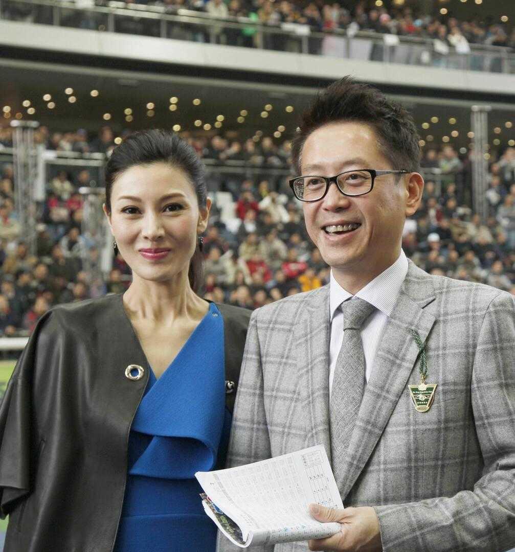 老公|50岁李嘉欣也老了，穿蓝色裙随豪门老公亮相，一看脖子暴露年龄