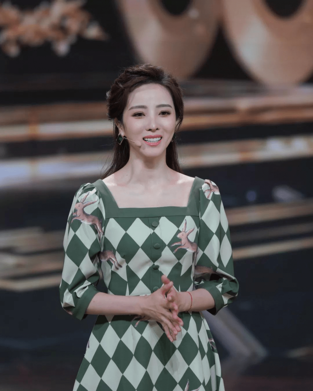 李思思|王冰冰的小方脸感觉真挺可爱，与瓜子脸的李思思同框，都挺美