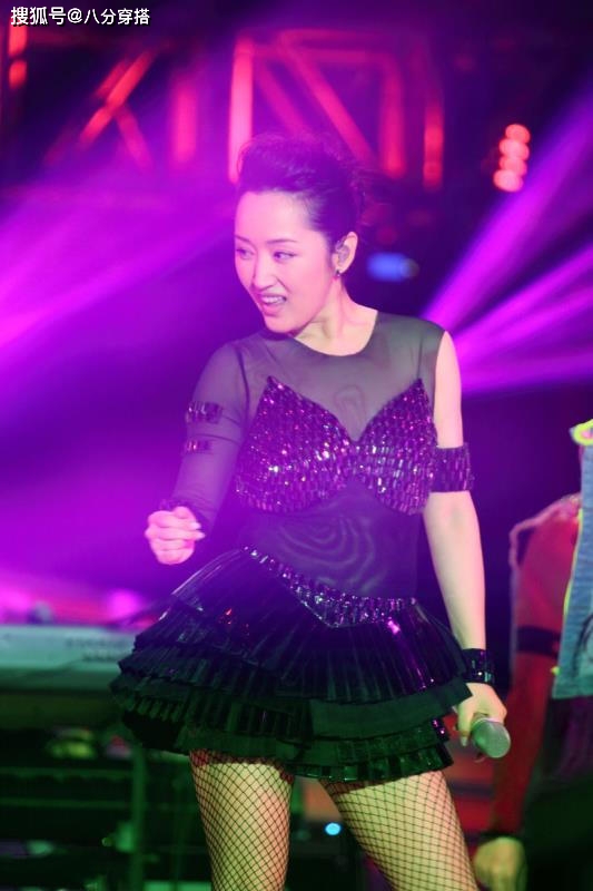 黑色|50岁杨钰莹真是阿姨圈顶流,穿黑裙配渔网袜成熟低调,减龄洋气