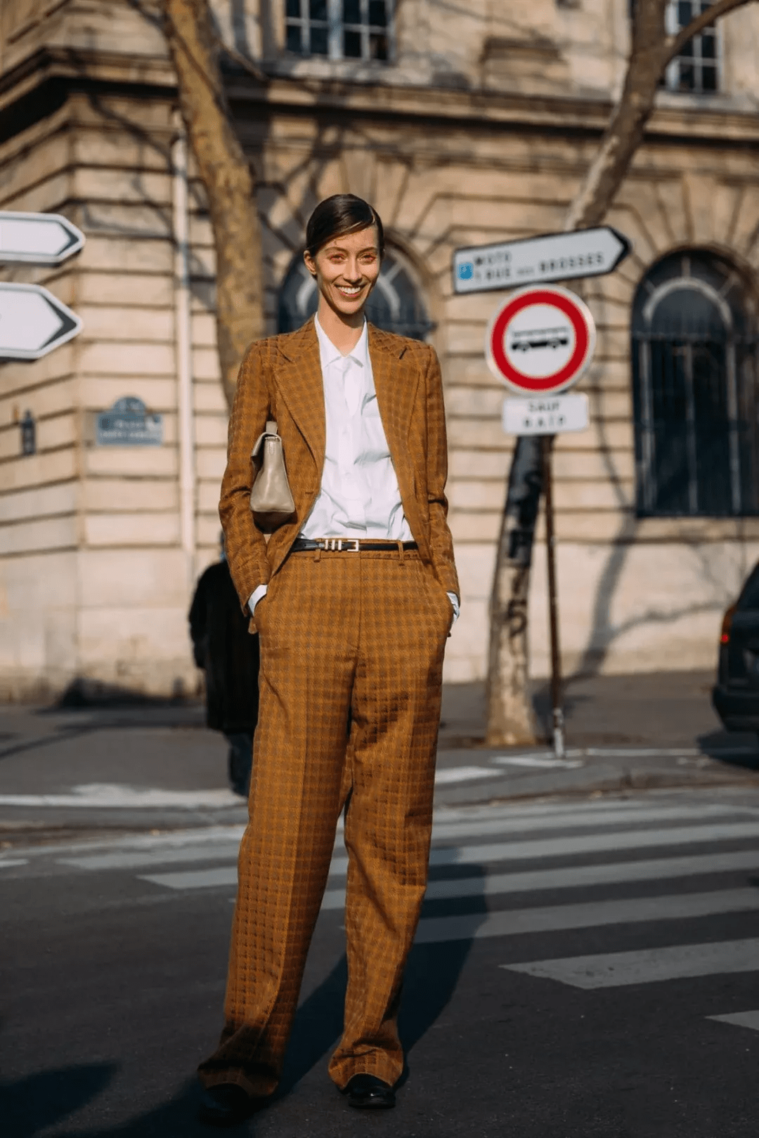 整体|深夏不要瞎打扮，瞧瞧今年最流行的“吸烟装”，洋气时髦还上档次