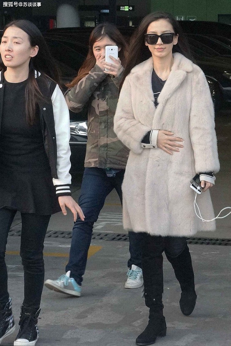 杨颖|奔三女人外套别瞎穿，学学戚薇、杨颖这样穿，洋气时髦，谁穿谁美