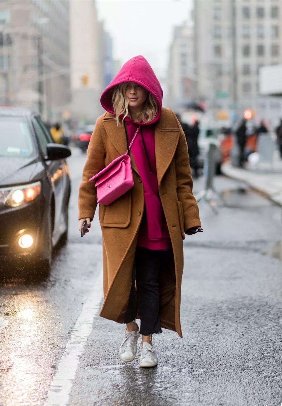 年龄段|奔四女人别穿打底衫，瞧瞧这3款内搭，保暖时尚，搭配大衣更时髦