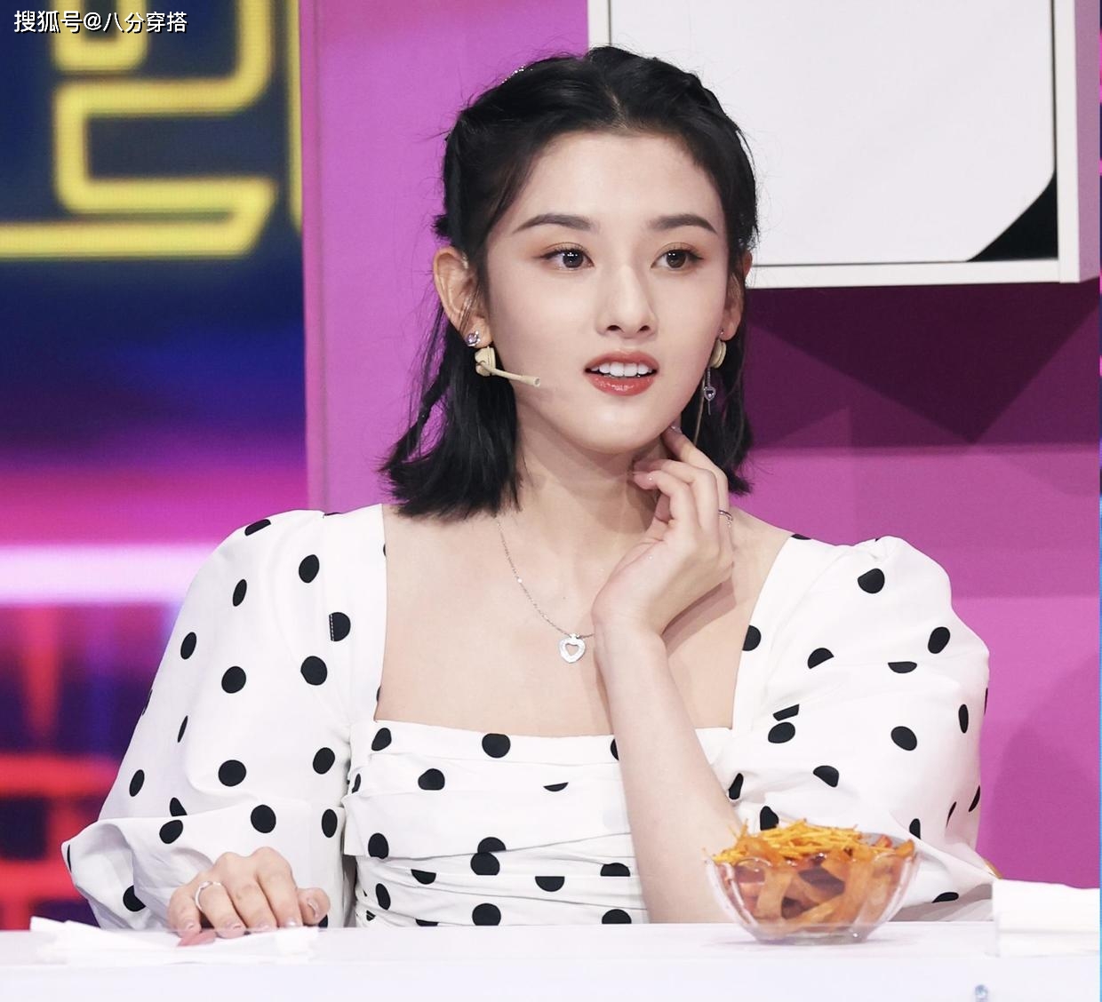 好身材|宋祖儿又不好好穿衣，白T恤配牛仔背带裤，只扣一边太个性