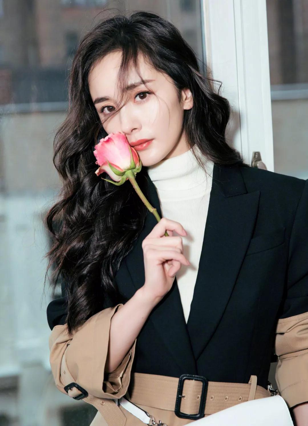 大衣|入夏先别买打底衫,瞧瞧明星都穿的“堆堆领针织衫”,谁穿谁美