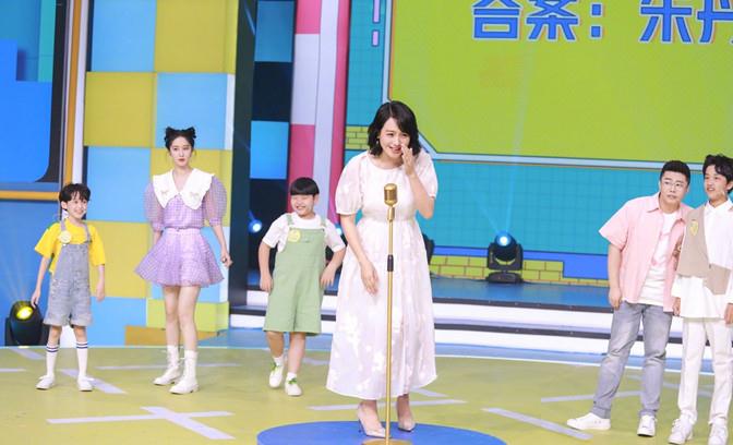 蓝台|朱丹罕见带娃外出逛街,穿无袖马甲小麦肤色抢镜,单手抱娃太强悍