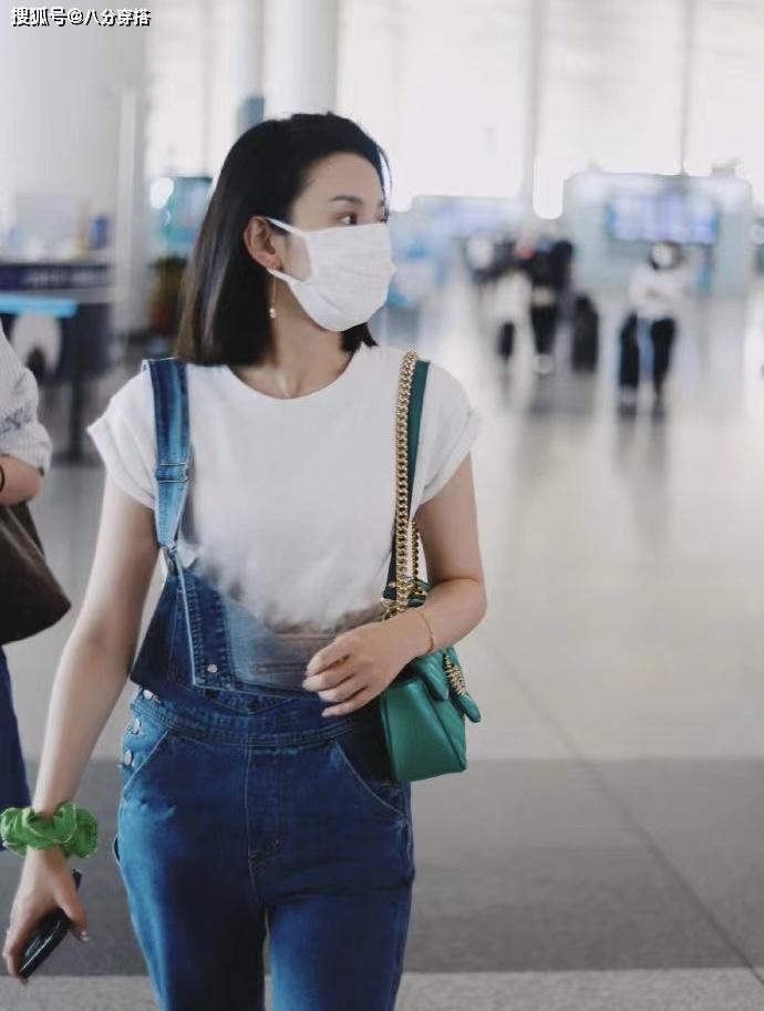 好身材|宋祖儿又不好好穿衣,白T恤配牛仔背带裤,只扣一边太个性