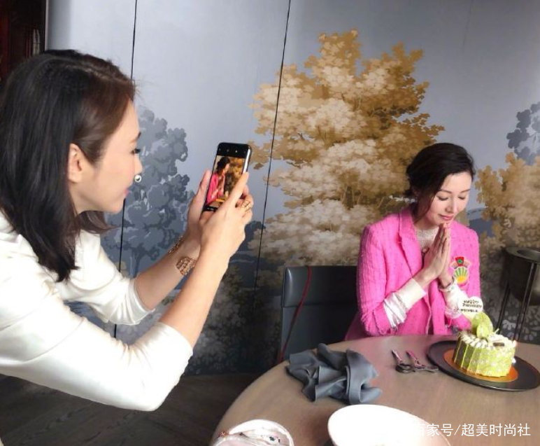 美人|50岁李嘉欣晒照秀粉发，穿粉裙配红夹克，携老公秀恩爱状态极佳