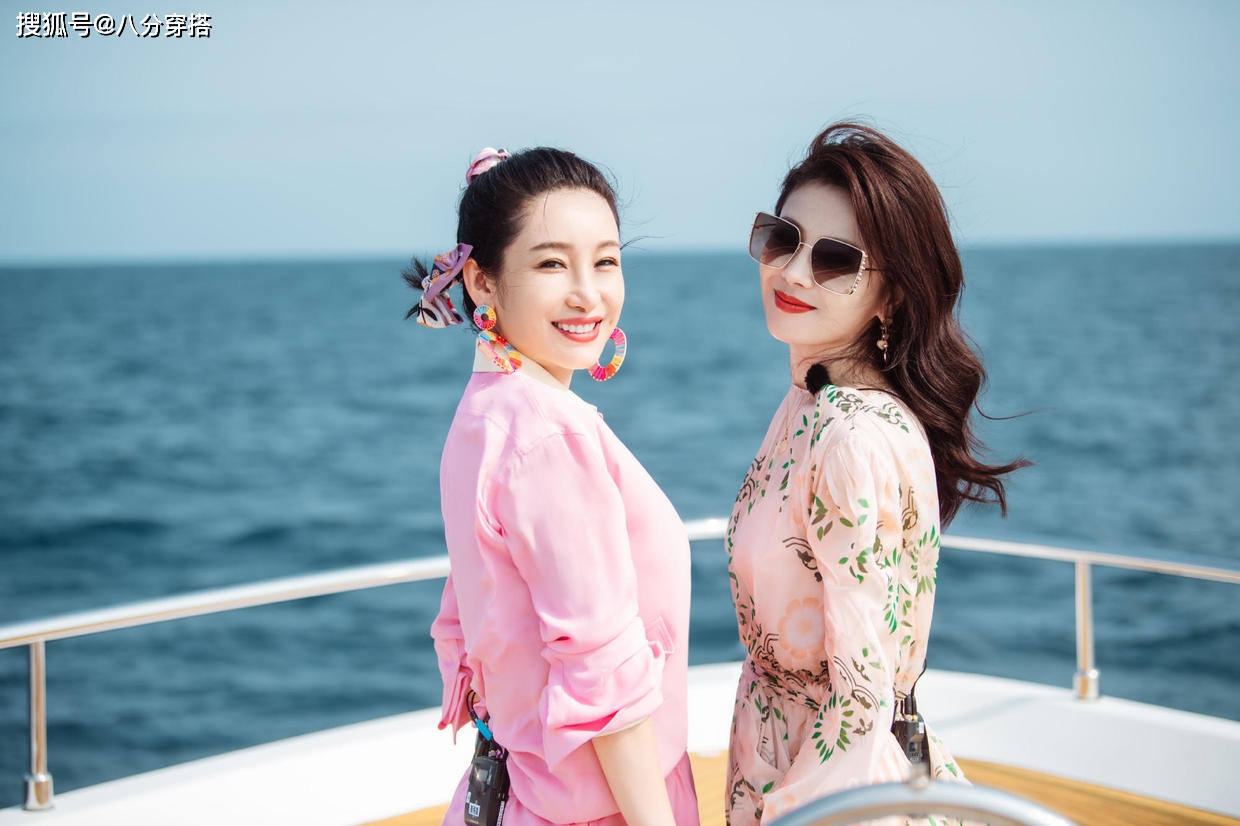 怀中|秦海璐可真幸福呀！穿玫红色长裙依偎在老公怀中，真是小鸟依人