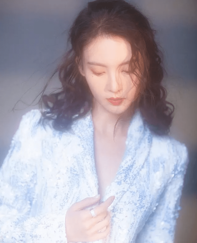 整体|金晨不仅拥有“舞蹈家”的身材，还是绝对的时尚精