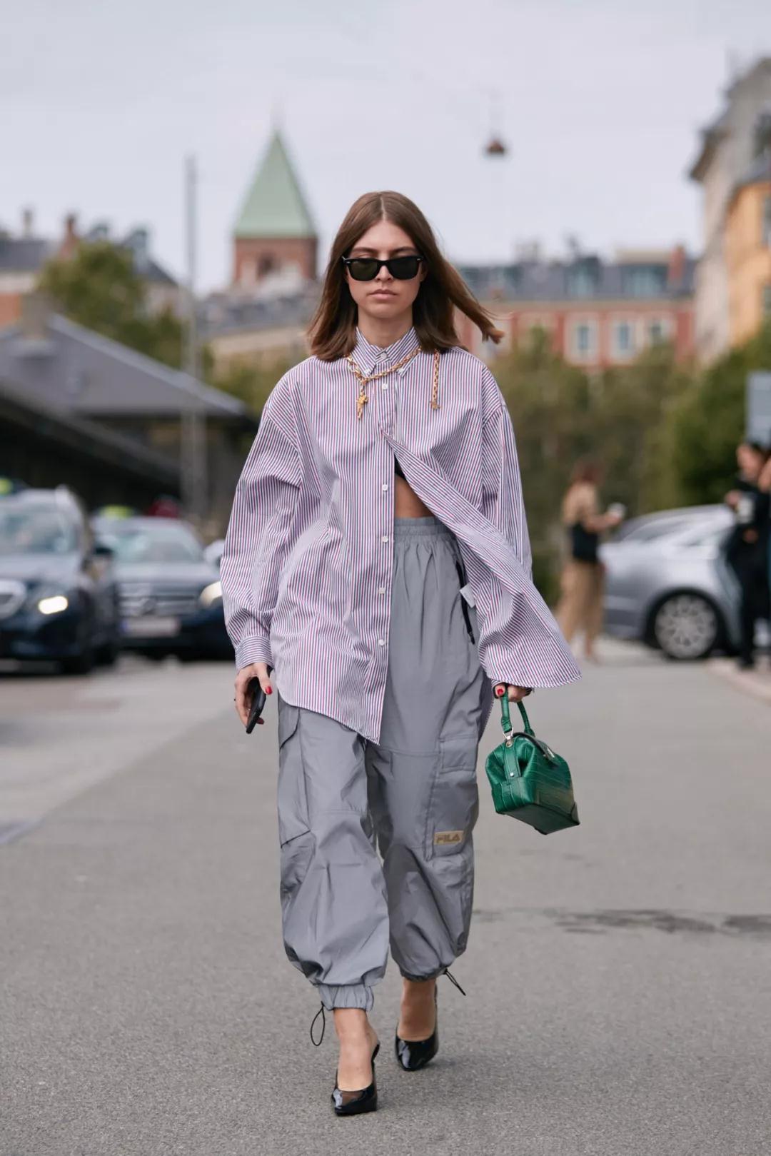 显得|真正会穿的女人都不穿阔腿裤了,这条“纸袋裤”才最火,谁穿谁美