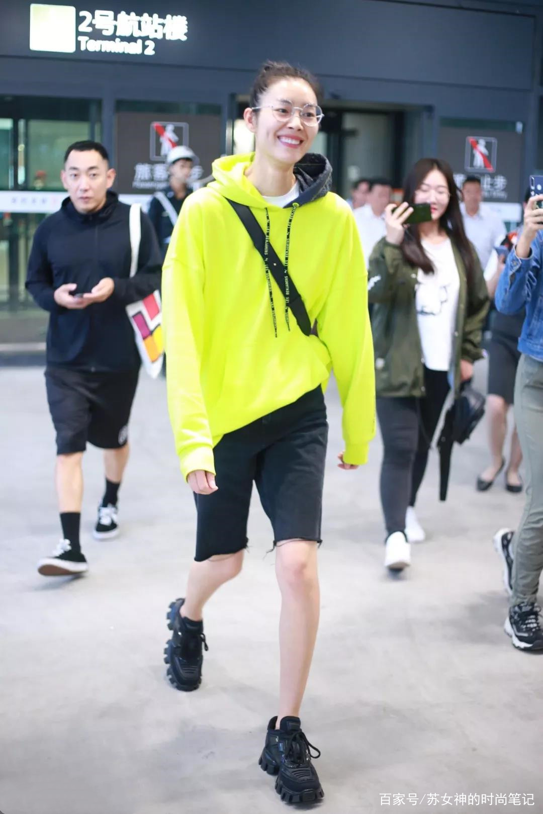 上装|最近流行了一种新穿法，叫“上衣+骑车裤”，新潮时髦，明星都爱