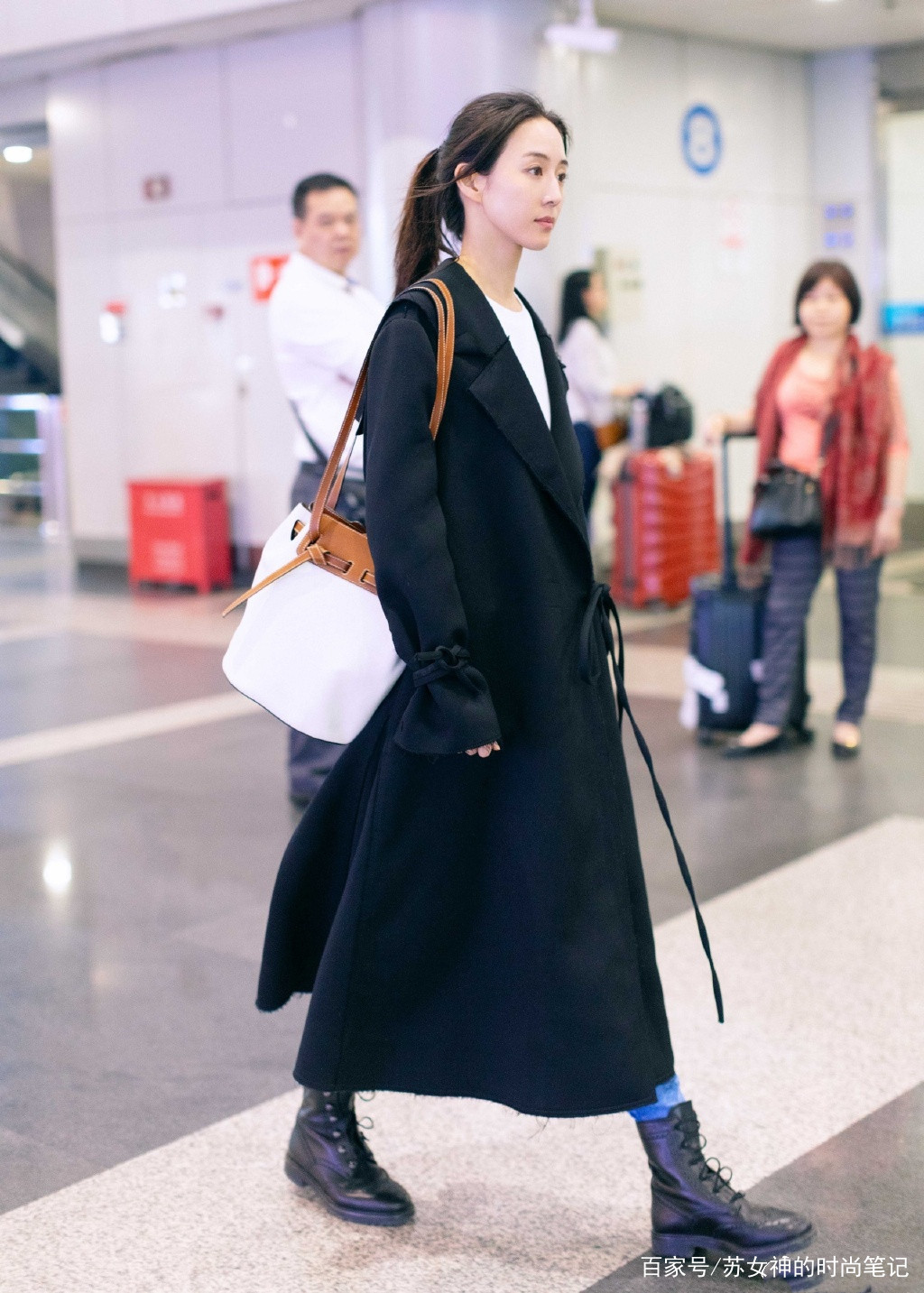 材质|女人不管穿什么，都别配链条包，今年流行“抽绳包”，百搭又时髦