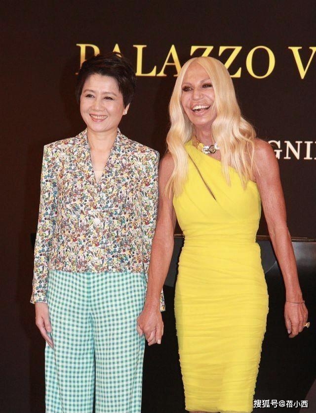 黑色|赌王四太梁安琪真有61岁？穿红裙子配喇叭裤，扮嫩起来真不尴尬