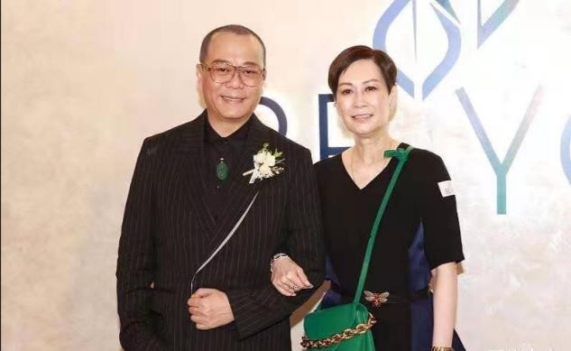 黑色|欧阳震华夫妇合体现身，豪门娇妻罕露面好干练，短发凌厉太有气场