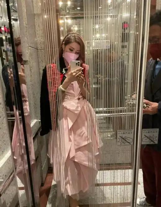 老公|50岁李嘉欣也老了，穿蓝色裙随豪门老公亮相，一看脖子暴露年龄