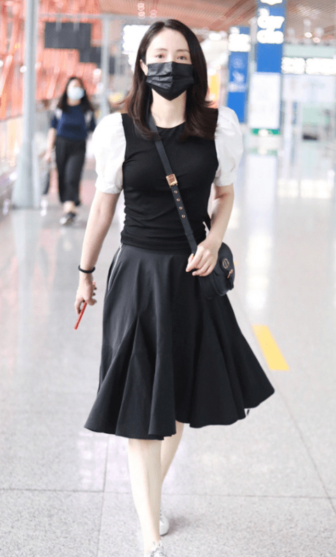 黑色|董璇穿衣真没“中年感”，一身黑白配看似简单质朴，却意外高级