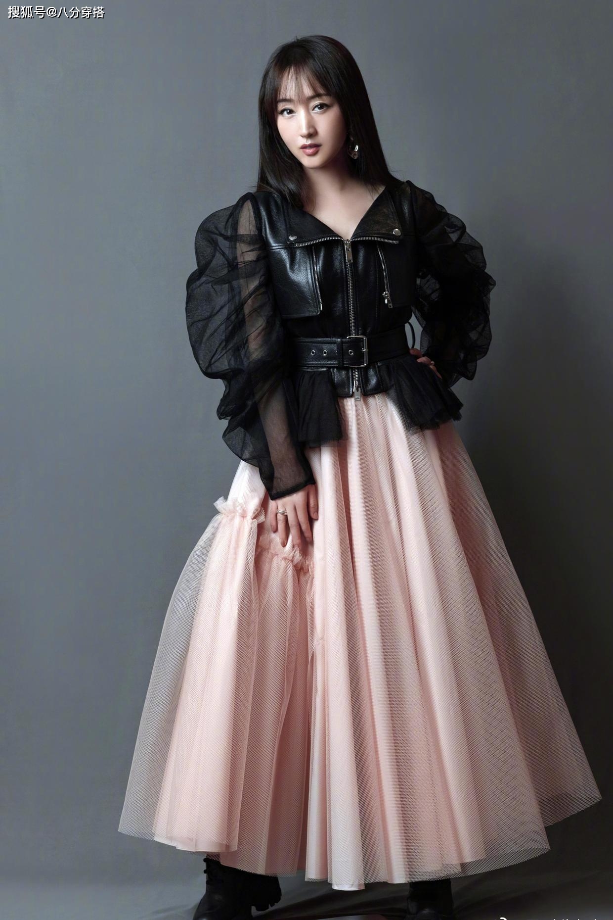 黑色|50岁杨钰莹真是阿姨圈顶流，穿黑裙配渔网袜成熟低调，减龄洋气