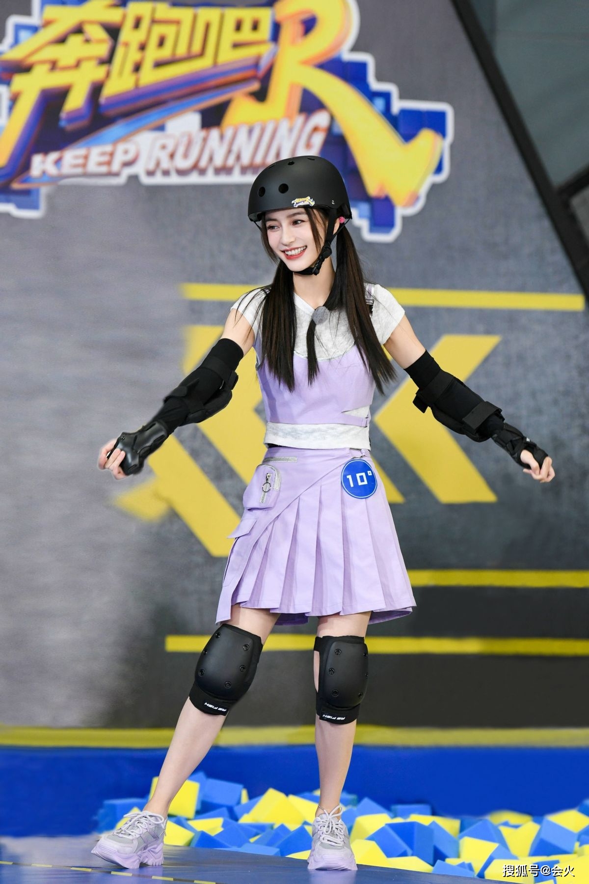 粉色|baby路透照曝光，穿超短裤一双美腿又细又直，手上一块表镶满钻