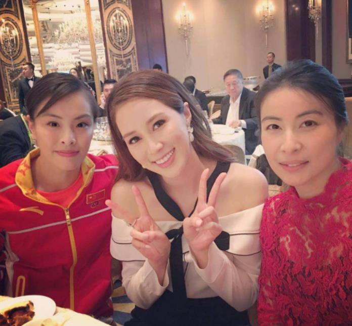 岳母|郭晶晶高调了，2万雏菊图案印花裙优雅贵气，曾同框何超琼也不输