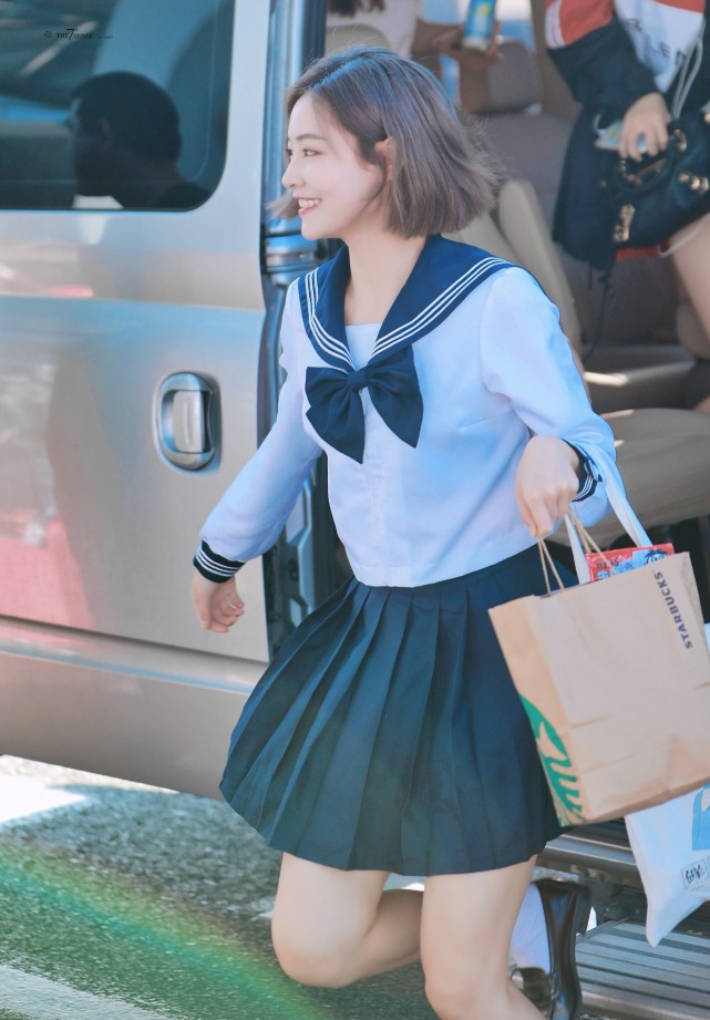 女孩子|穿海军风衬衫的许佳琪太甜了，配百褶裙秀小细腿，笑起来像初恋