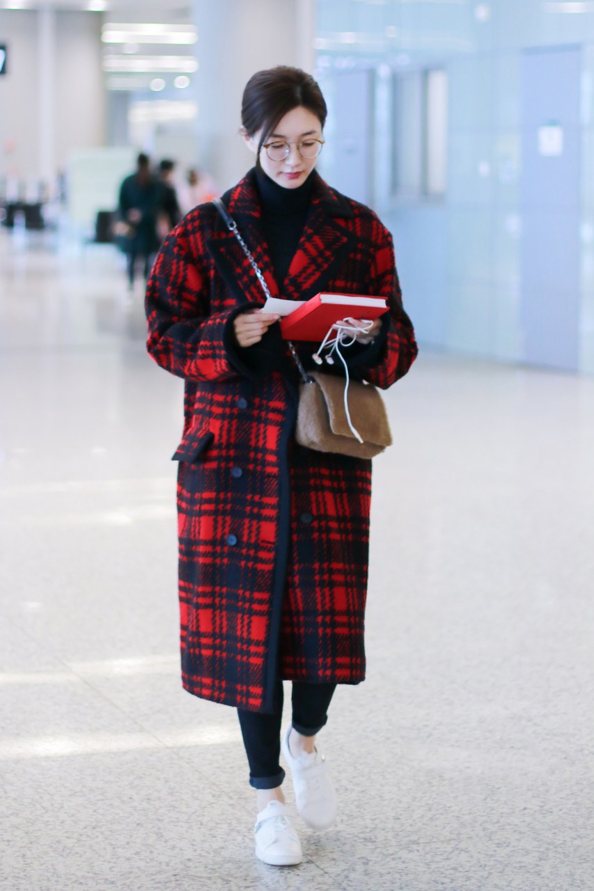 运动鞋|今年超流行“运动鞋+大衣”的搭配,减龄又洋气,明星都在穿!