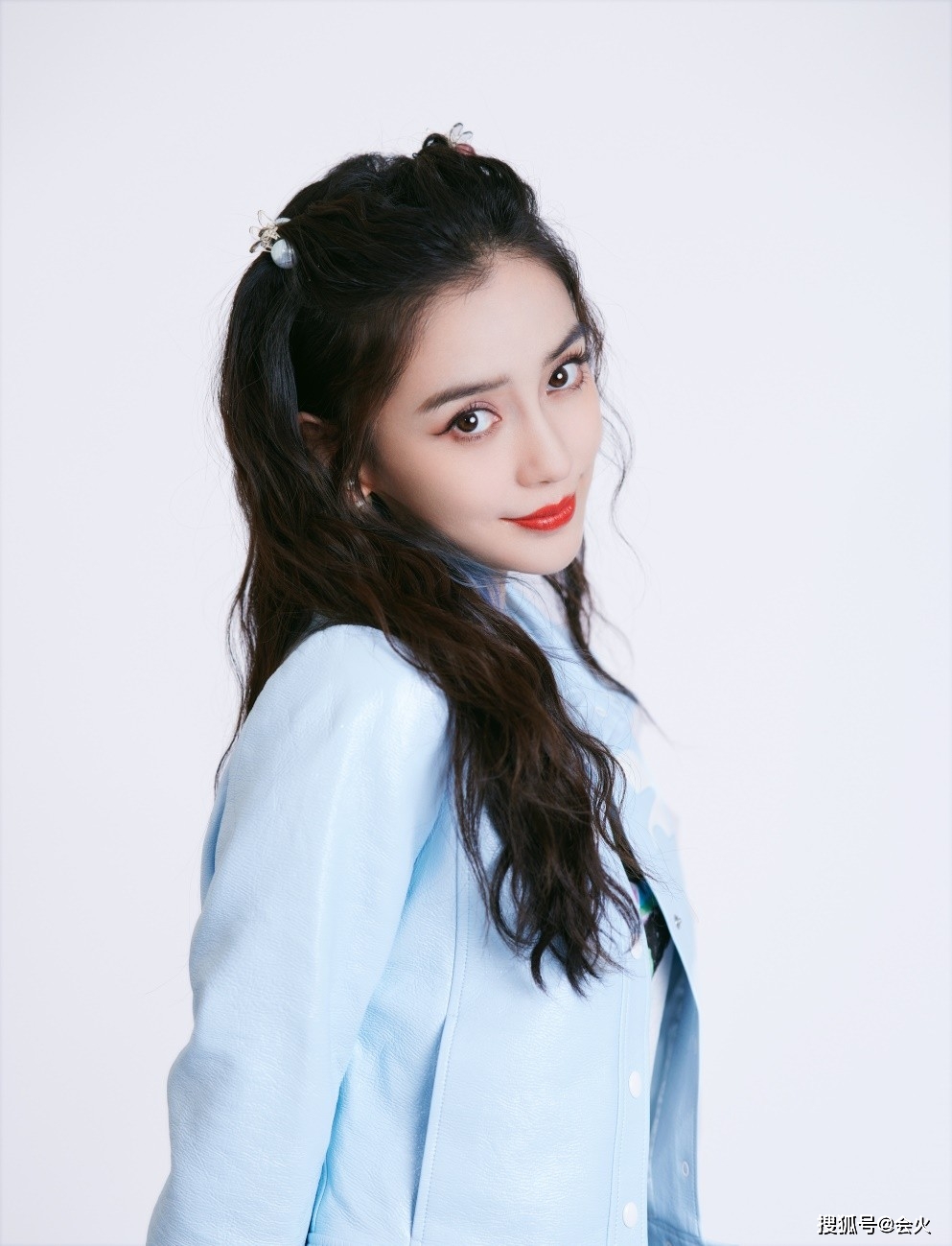 粉色|baby路透照曝光，穿超短裤一双美腿又细又直，手上一块表镶满钻