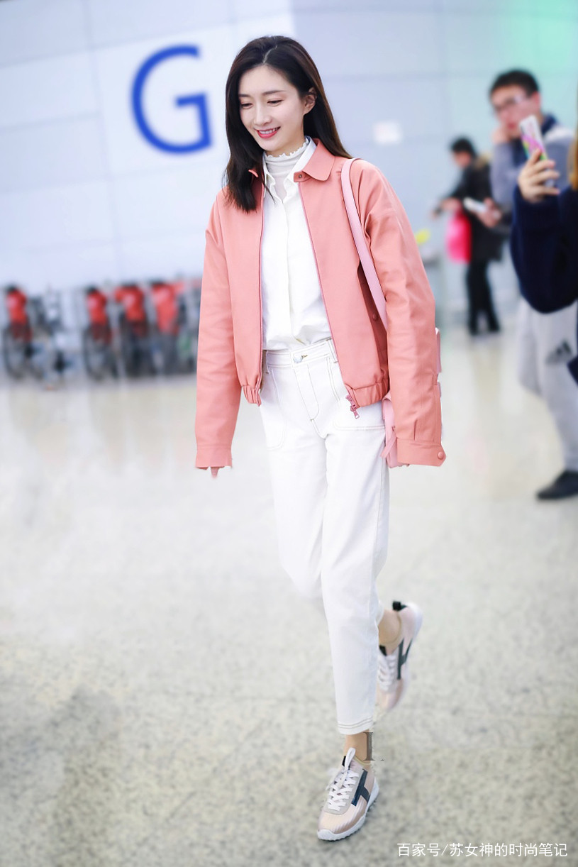 卫衣|早夏火了一种穿法，叫“短上衣+牛仔裤”，简约上档次，谁穿谁美