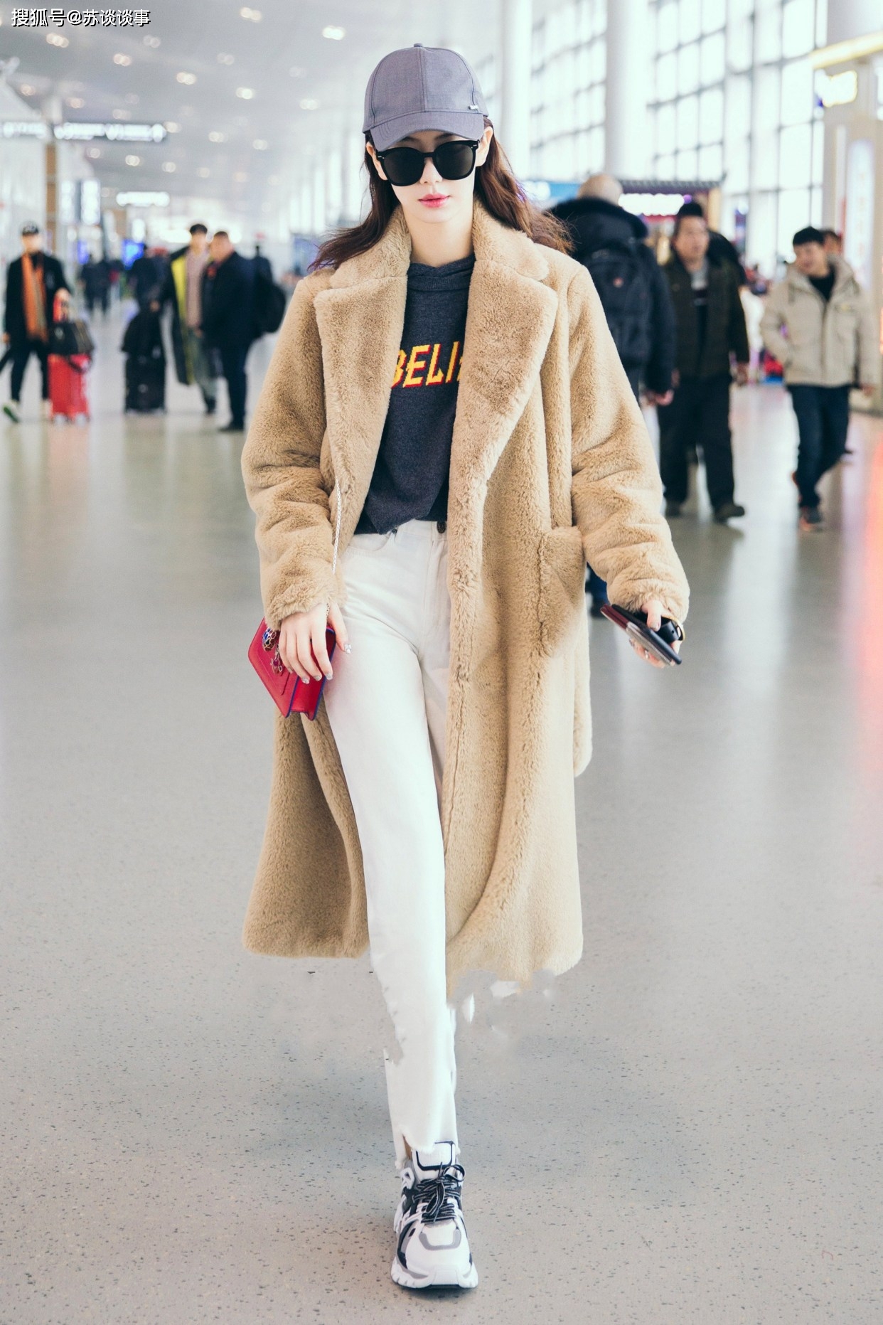 杨颖|奔三女人外套别瞎穿，学学戚薇、杨颖这样穿，洋气时髦，谁穿谁美