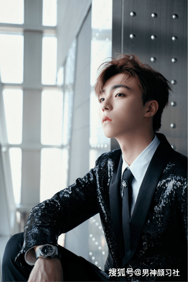 规矩|被誉为“漫画颜”，爱穿破洞裤的陈立农，如今也规矩穿衣了