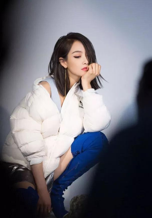 黑色|会穿的女人都拒绝穿黑色系，显老！都穿这款天使色羽绒服，超显白