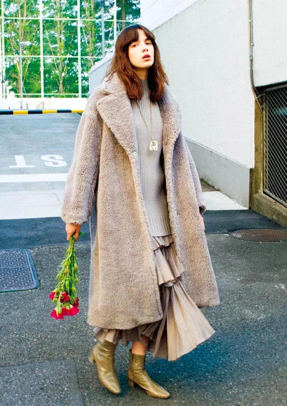 显得|毛绒大衣千万别配打底裤,太土!跟着潮人这样穿,轻松打造时尚范