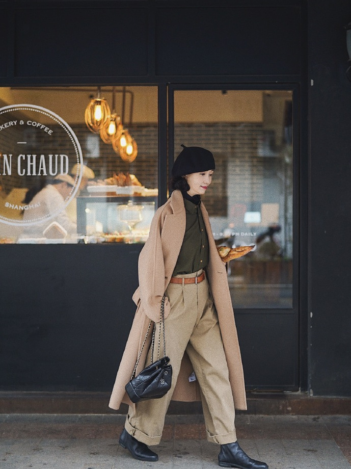 毛衣|女人过了50岁少穿打底裤，瞧瞧三木妈妈的穿搭，减龄时髦谁穿谁美