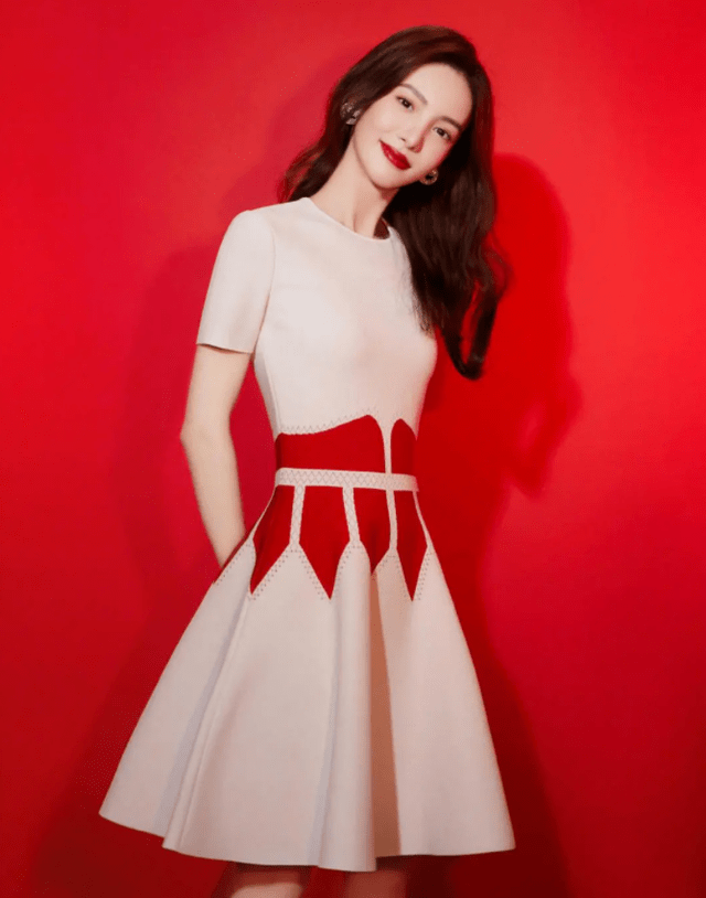 整体|金晨不仅拥有“舞蹈家”的身材，还是绝对的时尚精