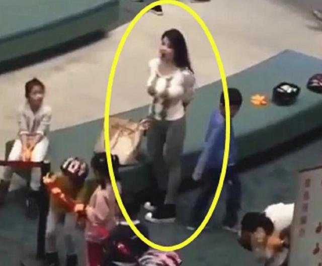 因为|女幼师因“身材火辣”走红，宝妈集体投诉：有了她宝爸抢着接孩子