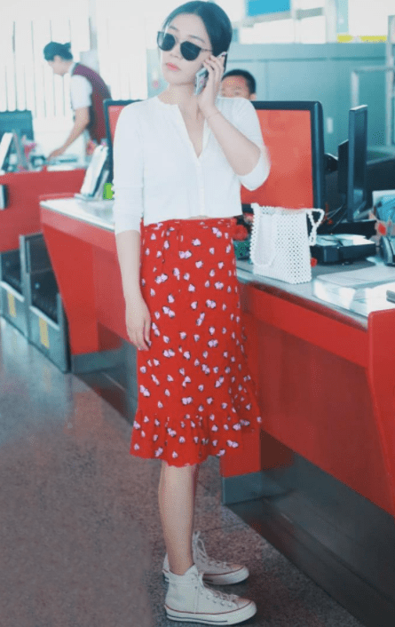 了真|马思纯瘦了真任性！奶奶衫配碎花裙，不仅不显土，意外清新又洋气