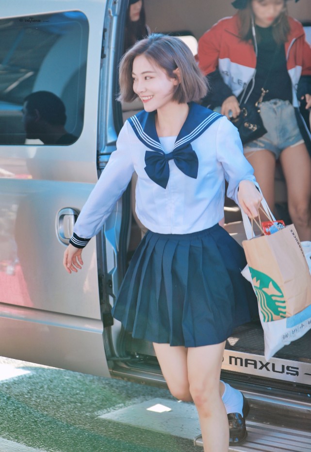 女孩子|穿海军风衬衫的许佳琪太甜了，配百褶裙秀小细腿，笑起来像初恋