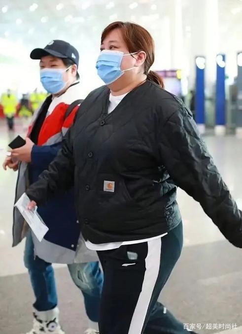 黑色|38岁贾玲不能再胖了！羽绒夹克暴露身材短板，网友建议控制体重