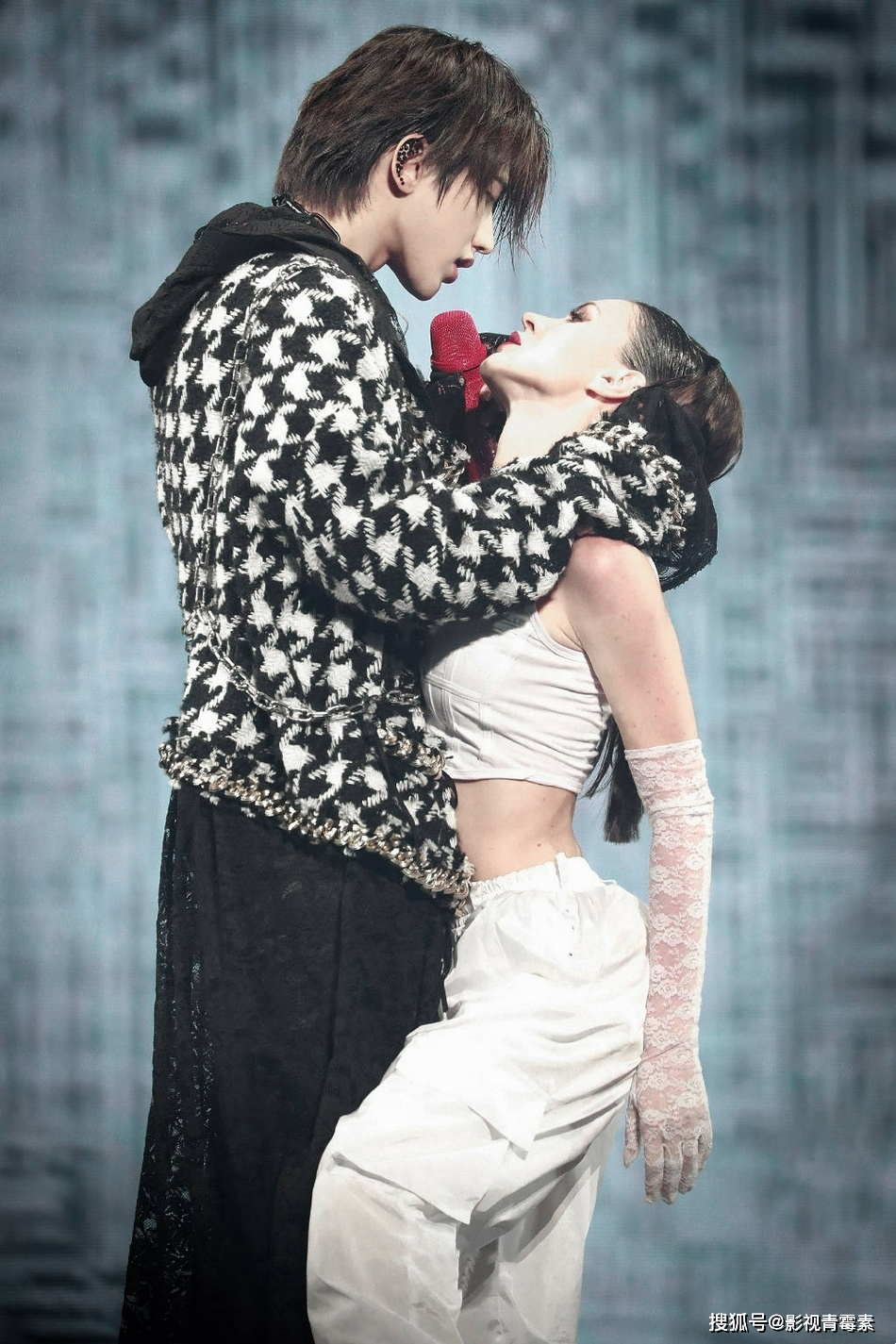 原创蔡徐坤南京演唱会官宣粉丝直呼哭着看借位吻这才是真顶流