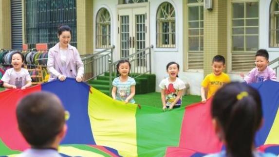 能力|沈阳4岁小神童,识5000字会算乘除法,妈妈称没必要上幼儿园