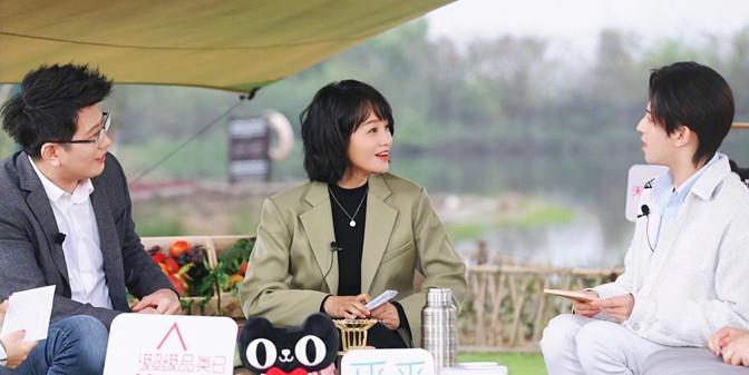 蓝台|朱丹罕见带娃外出逛街,穿无袖马甲小麦肤色抢镜,单手抱娃太强悍