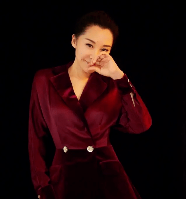 高温|不生孩子状态就是好!52岁许晴顶高温穿大衣皮靴,身材比杨幂还辣