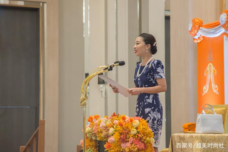 公主|41岁泰国大公主真贵气！穿改良泰式礼服走秀，奈何五官不够立体